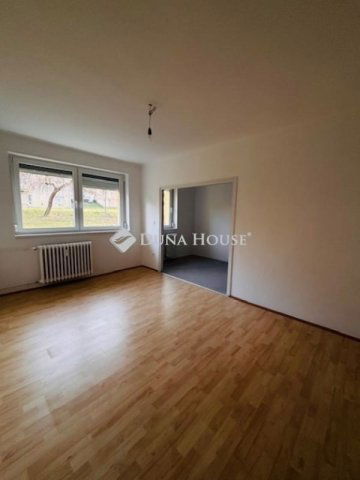 Eladó téglalakás, Komlón 24.5 M Ft, 2 szobás