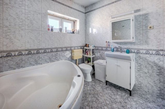 Eladó családi ház, Gödön 160 M Ft, 12 szobás