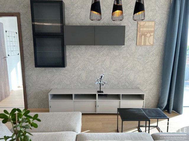 Eladó téglalakás, Szegeden 192 M Ft, 4 szobás