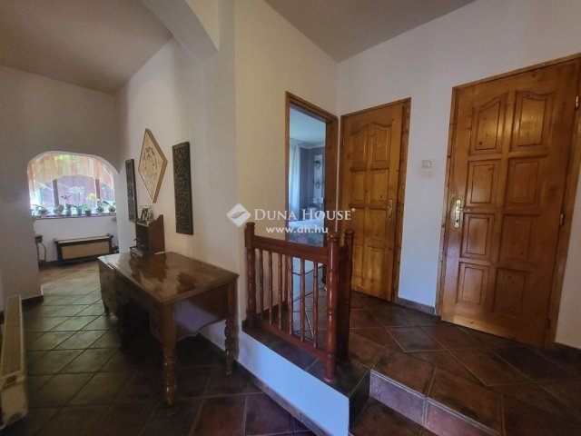 Eladó családi ház, Leányfaluban 199 M Ft, 9 szobás