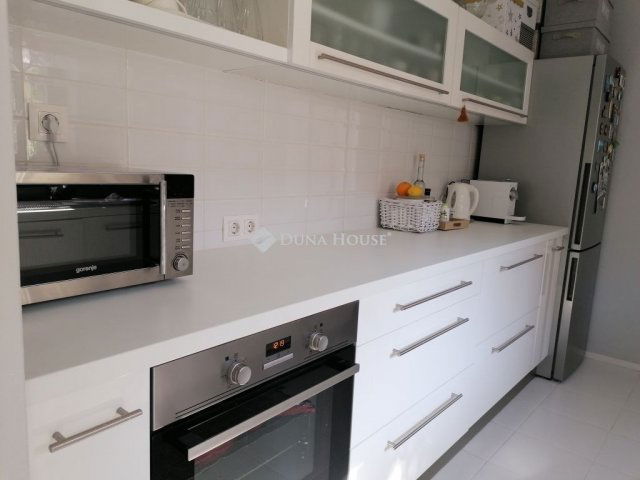 Eladó családi ház, Pécsett 96.5 M Ft, 2 szobás