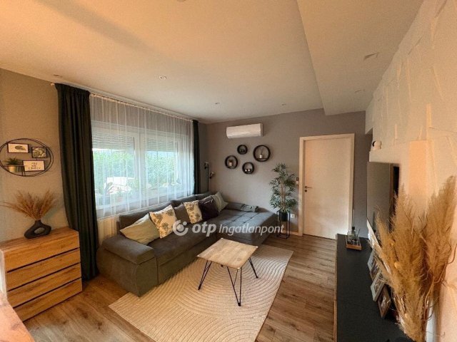 Eladó téglalakás, Győrött 99 M Ft, 3 szobás