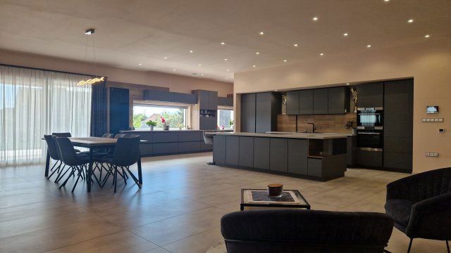 Eladó családi ház, Komáromban 450 M Ft, 7 szobás