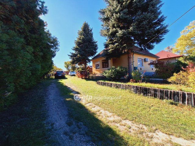 Eladó családi ház, Felcsúton 74.9 M Ft, 2+1 szobás