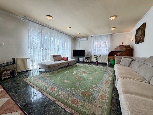 Eladó családi ház, Gyöngyösön 250 M Ft, 4 szobás