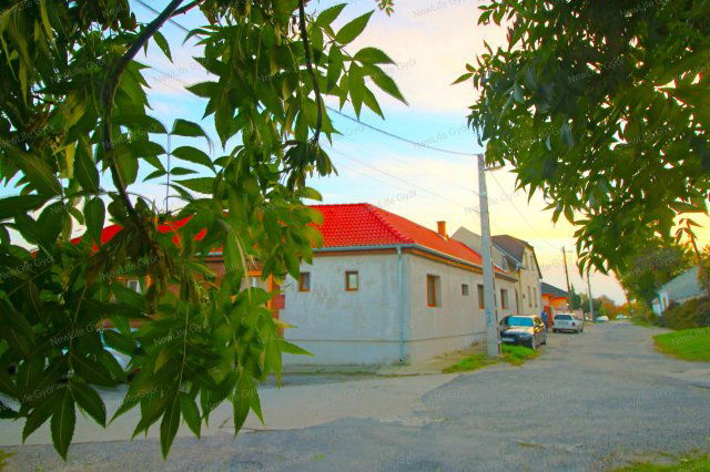 Eladó téglalakás, Győrött 87 M Ft, 5 szobás