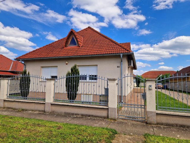 Eladó családi ház, Barcson 99 M Ft, 7 szobás