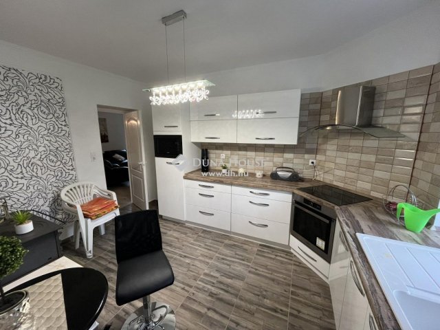 Eladó családi ház, Komlón 109 M Ft, 6 szobás