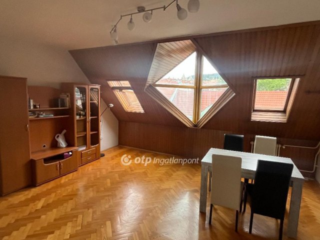 Kiadó téglalakás, albérlet, Pécsett 180 E Ft / hó, 3 szobás