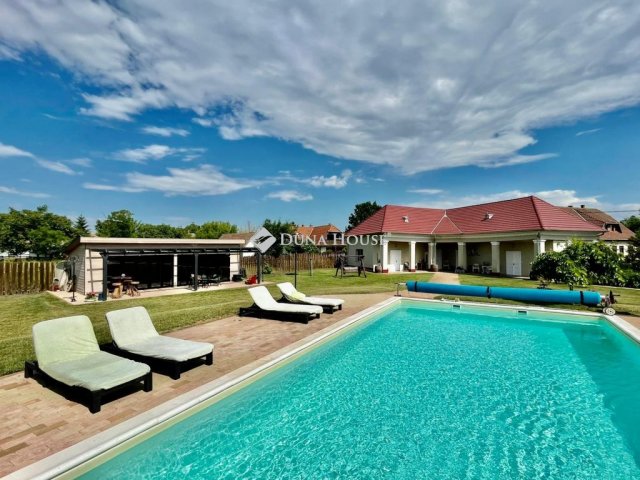 Eladó családi ház, Poroszlón 211.648 M Ft, 6 szobás