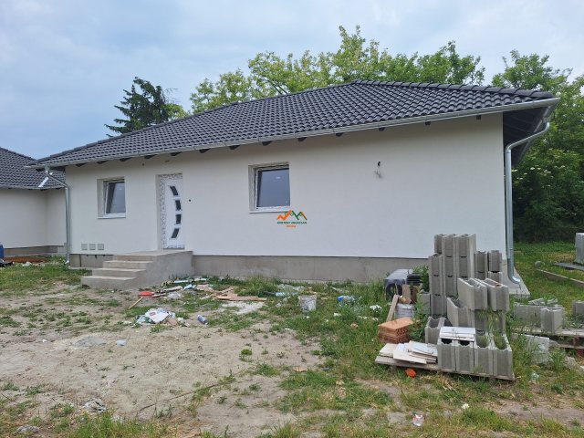 Eladó ikerház, Kiskunlacházán 69.9 M Ft, 4 szobás