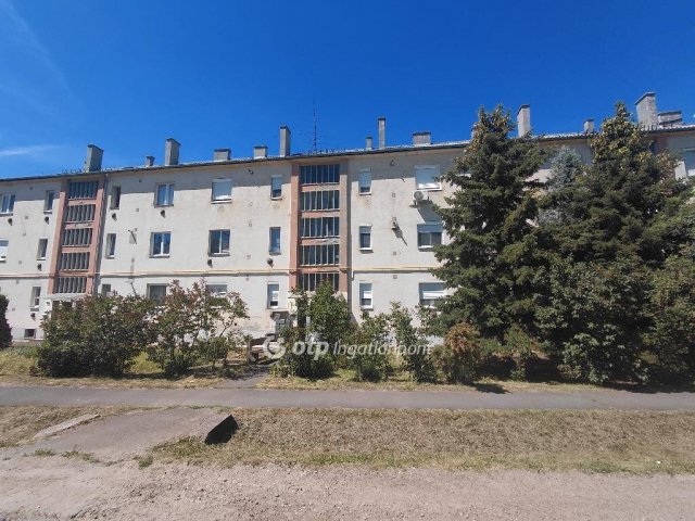 Eladó téglalakás, Petőfibányán 30 M Ft, 2 szobás