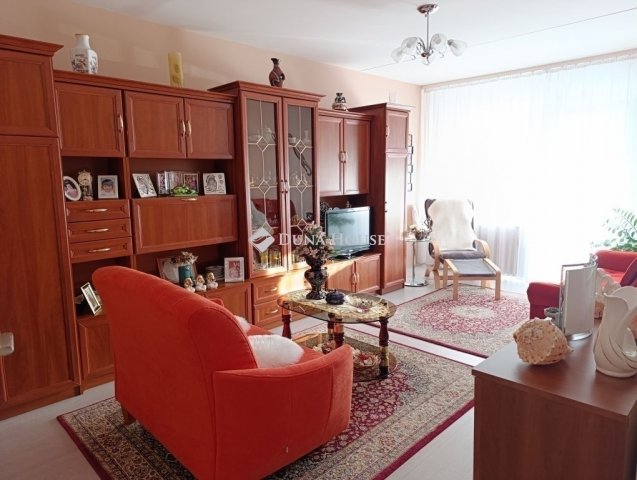 Eladó panellakás, Pécsett 63.5 M Ft, 3 szobás