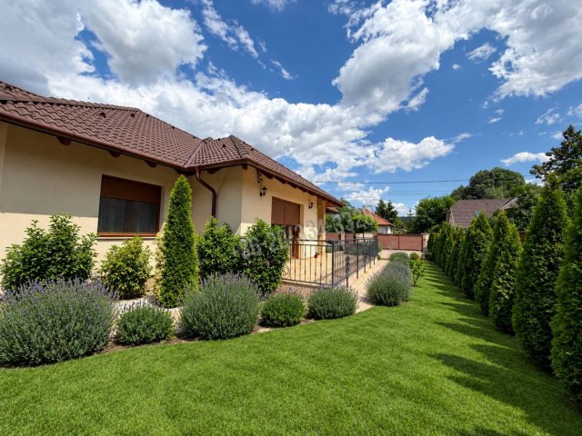 Eladó családi ház, Gödöllőn 152.5 M Ft, 5 szobás