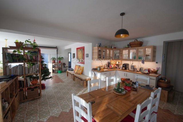 Eladó családi ház, Velencén 139 M Ft, 11 szobás