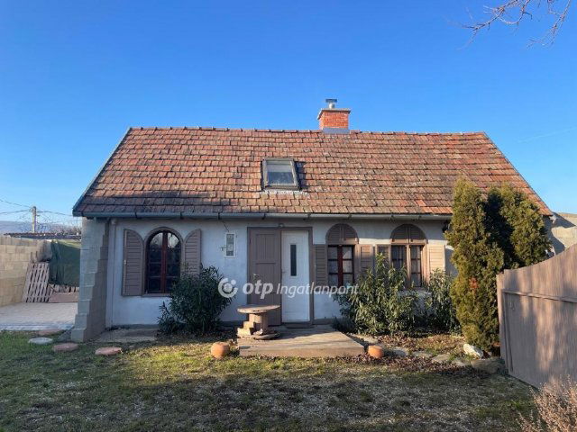 Eladó családi ház, Lesenceistvándon 29.9 M Ft, 2 szobás