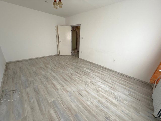 Eladó panellakás, Komlón 23.9 M Ft, 1+1 szobás