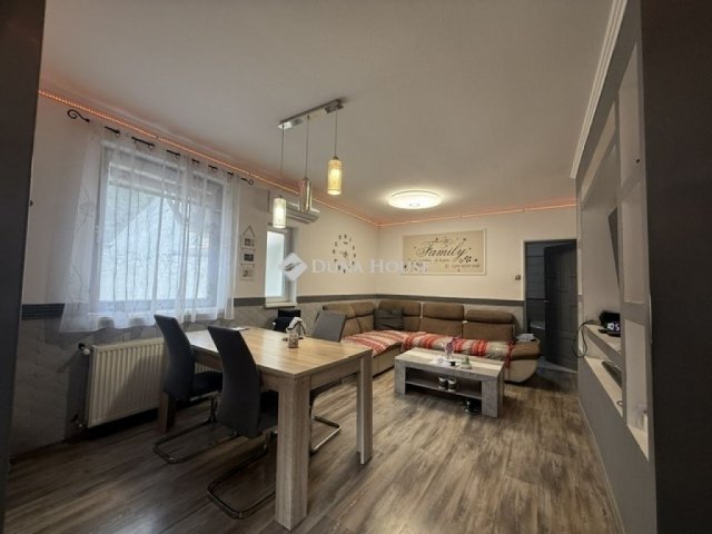 Eladó családi ház, Dunaharasztin 109.5 M Ft, 7 szobás