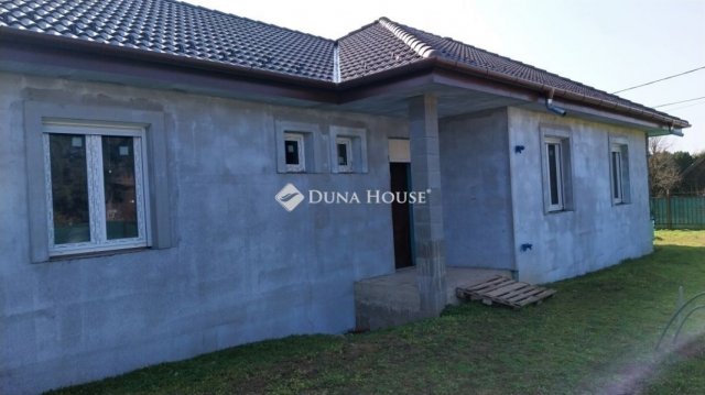 Eladó ikerház, Nagytarcsán 119.9 M Ft, 5 szobás