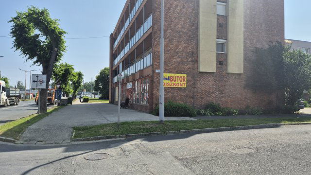Eladó üzlethelyiség, Sárváron, Gárdonyi Géza utcában 80 M Ft