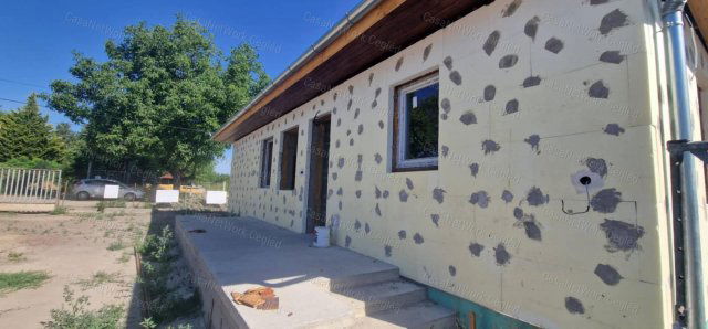 Eladó családi ház, Cegléden 82 M Ft, 5 szobás