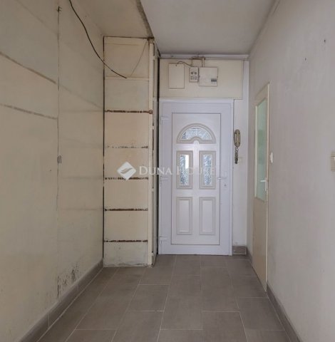 Eladó panellakás, Pécsett 50 M Ft, 2 szobás