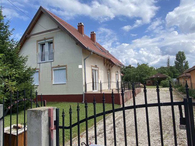 Eladó családi ház, Balatonszárszón 105 M Ft, 6 szobás