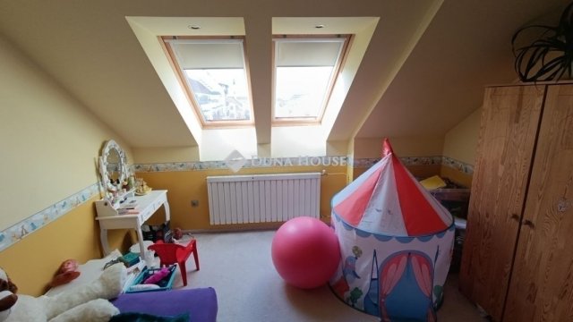 Eladó téglalakás, Mohácson 89.5 M Ft, 5 szobás
