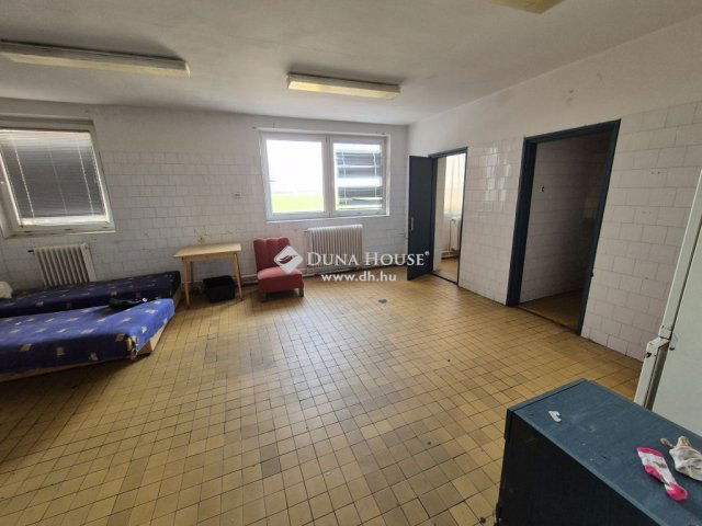 Eladó ipari ingatlan, Császáron 300 M Ft / költözzbe.hu