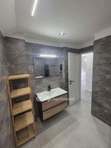 Eladó téglalakás, Pécsett 54.9 M Ft, 2+1 szobás