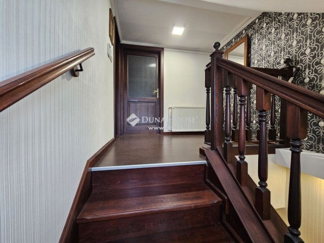 Eladó családi ház, Pócsmegyeren 259 M Ft, 6 szobás