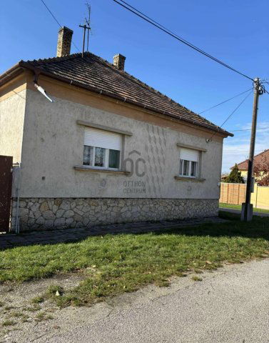 Eladó családi ház, Pápán 42.9 M Ft, 2 szobás
