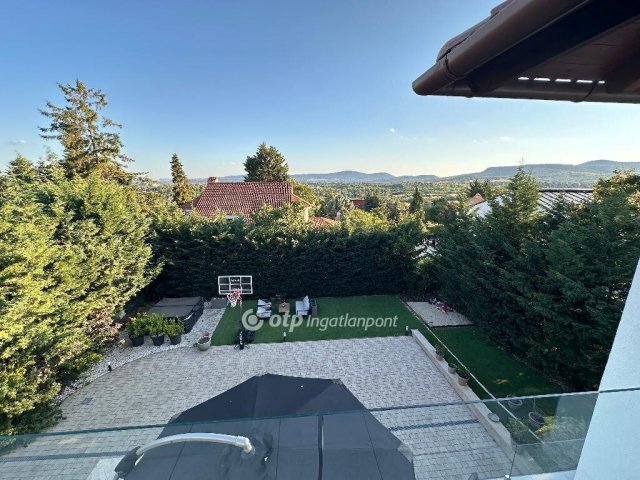 Eladó családi ház, Szentendrén 395.9 M Ft, 6+2 szobás