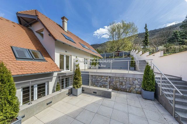 Eladó családi ház, Csobánkán 350 M Ft, 7 szobás