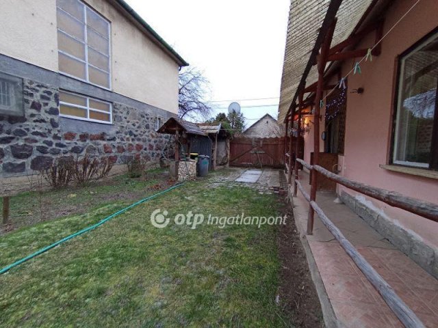 Eladó családi ház, Taron 18 M Ft, 4 szobás