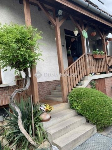 Eladó családi ház, Vecsésen 149.9 M Ft, 5 szobás