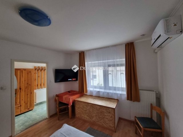 Eladó családi ház, Pécsett 269 M Ft, 12 szobás