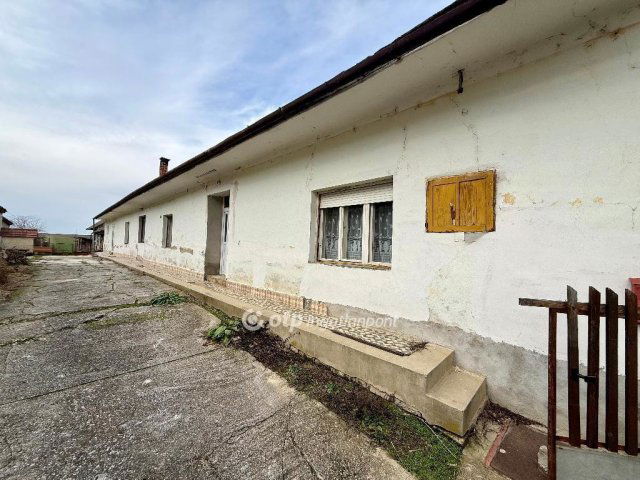 Eladó családi ház, Újpetrén 22 M Ft, 5 szobás