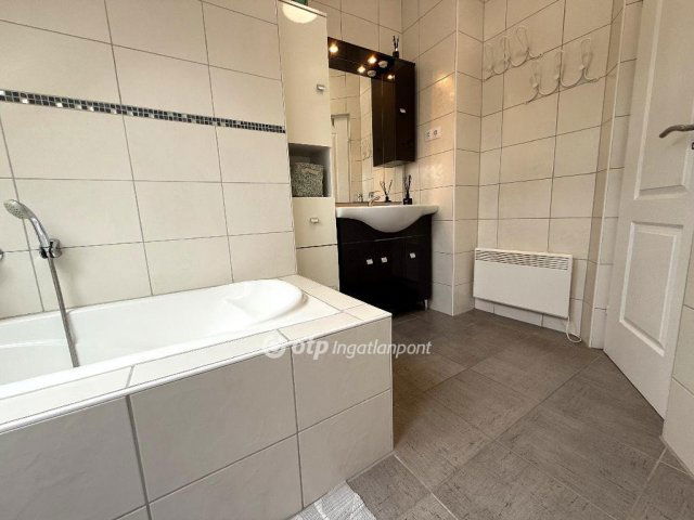 Eladó téglalakás, Pilisvörösváron 67.5 M Ft, 2 szobás