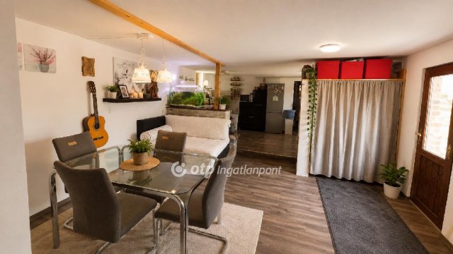 Eladó családi ház, Dunavecsén 17.9 M Ft, 2 szobás