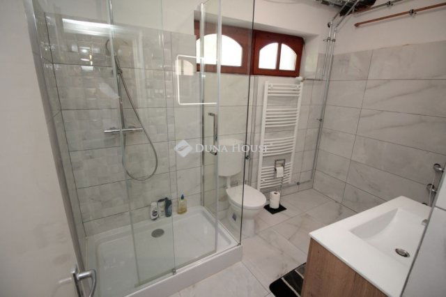 Eladó családi ház, Abádszalókban 75 M Ft, 9 szobás