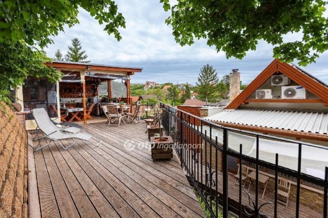 Eladó családi ház, Balatonalmádiban 239.9 M Ft, 6 szobás