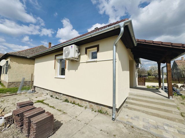 Eladó családi ház, Decsen 34.9 M Ft, 2 szobás