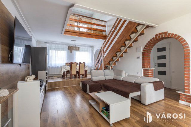 Eladó családi ház, Szegeden 150 M Ft, 7 szobás