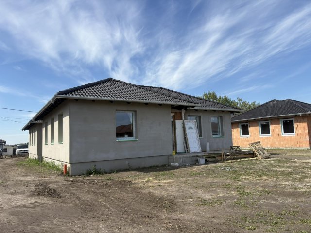 Eladó ikerház, Kiskunlacházán 80 M Ft, 4 szobás