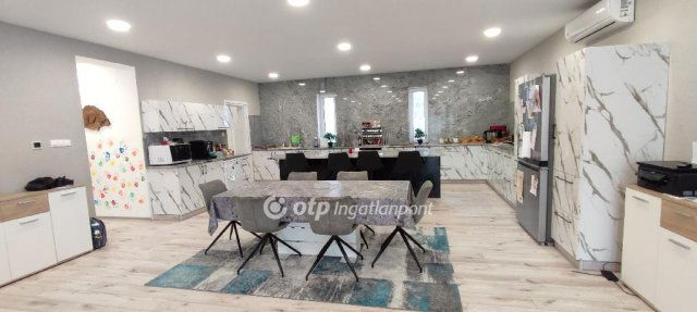 Eladó családi ház, Pápán 180 M Ft, 5+2 szobás