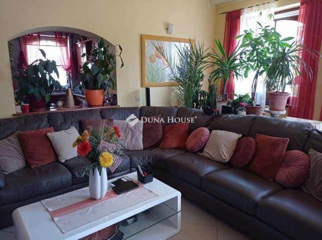 Eladó családi ház, Veszprémben 320 M Ft, 7 szobás