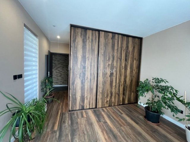 Eladó családi ház, Pécsett 144.5 M Ft, 4 szobás