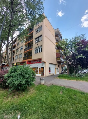 Eladó téglalakás, Békéscsabán 0.16 M Ft, 3 szobás