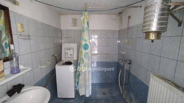 Eladó családi ház, Pécsett 19.9 M Ft, 2 szobás